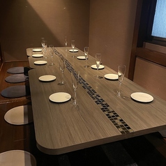 10人掛け座敷は、集まりやパーティーに最適なスペースです。広々とした空間で、仲間や家族と楽しいひと時を過ごせます。美味しい料理とお酒を囲んで、会話も自然と弾みます♪お祝い事や大切なイベントにもぴったりな座敷で、アットホームな雰囲気の中で心温まる時間をお楽しみ頂けます。皆様のご来店をお待ちしております！