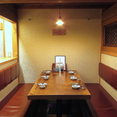 落ち付いた雰囲気で、木のぬくもりを感じられるテーブル席。隣席とは壁で区切られており、通路も挟むので店内の活気は感じつつ、ちょっとした“おこもり感”もあります♪