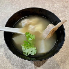 骨付きラム肉の薬膳ワンタンスープ