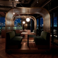 ヨーロッパの食堂車のような、遊び心を感じる内装