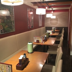 人数に応じてテーブルを繋げて御利用頂けます。（※テーブル席の片側がソファー席となります 。）