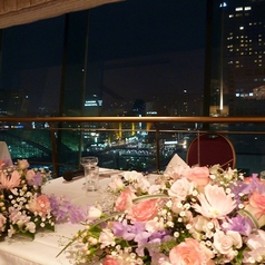 【ブライダル画像】新郎新婦様のお席です。卓上装花はお持込対応できます。夜景をバックに記念写真もＧｏｏｄ！