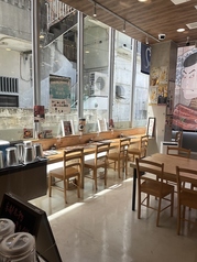 【カウンター席を4席ご用意】カウンター席ならではの落ち着いた雰囲気の中で、特別なひとときをお過ごしいただけます。お一人でゆっくりとお食事をお楽しみ頂く空間にお使いくださいませ。