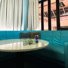 【完全個室/カラオケあり】VIP1（最大10名様まで）明るい水色のソファーが特徴のカラオケ付きの個室になります。シーシャ、フード、お酒、カラオケが楽しめます！