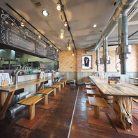 木製のインテリアでまとまった明るく清潔感のある店内