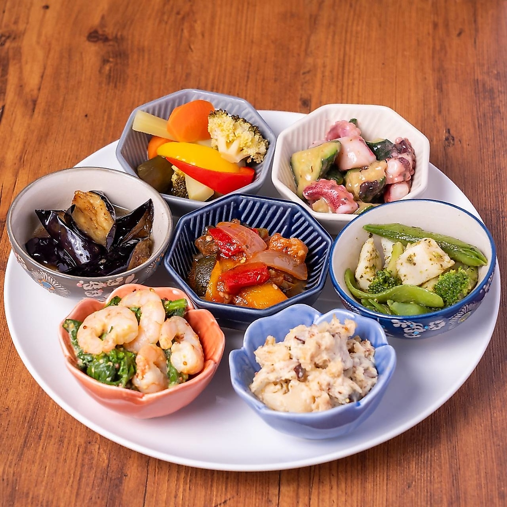 彩り豊かな前菜を小鉢で。旬の野菜や海鮮を少しずつ欲張りに楽しむ一皿。