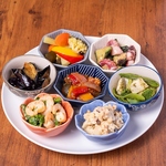 彩り豊かな前菜を小鉢で。旬の野菜や海鮮を少しずつ欲張りに楽しむ一皿。