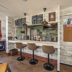 カウンター3席ございます。