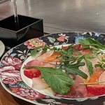 自慢のカルパッチョ　白や泡とどうぞ！