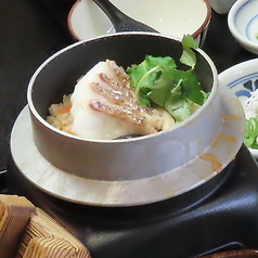 【ふっくら炊き上げた伝統の味】鯛の旨みがご飯に染み渡る極上の松山鯛めし定食の写真