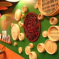 本場中国の雰囲気を感じさせる装飾の数々…非日常的な空間でお食事をお楽しみ下さいませ。