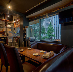 最大で10名様前後着席可能な深くゆったり座れるソファ席