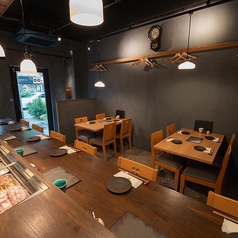ゆったりとお食事を楽しめる4名様用のテーブル席を2卓ご用意。ご友人同士や会社帰りの飲み会など、気軽な集まりにぴったりです。落ち着いた雰囲気の中で、料理と会話をゆっくりお楽しみいただけます。