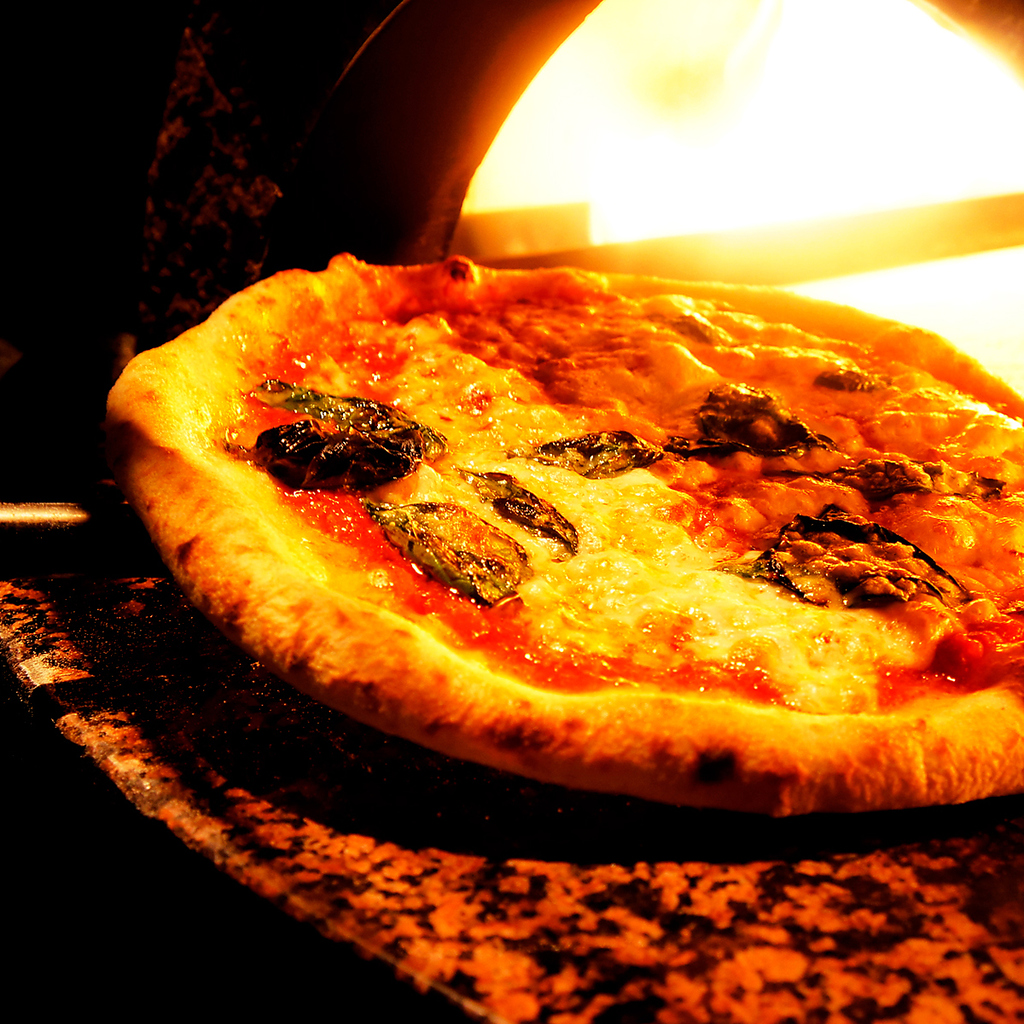 自慢のピザは約500℃の超高温で焼いた、本格石窯ピッツア！もちもちの仕上がり！