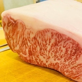 美しい霜降りが特徴の和牛の塊。肉質の良さを感じさせるこの一品は、料理の主役にふさわしい存在。この肉の美しさは、食欲をそそり、料理の主役としての存在感を放っています。厳選された素材のため、特別な料理への期待が高まります。ステーキや和牛の刺身等のメニューでお肉の質感を堪能し、極上の肉をお楽しみください。