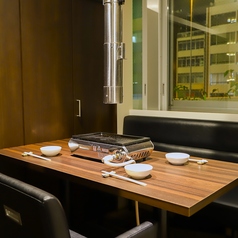 5名席と4名席の個室をご用意しております。広々としたプライベート空間※個室利用料を頂戴しております。※焼肉専用のお部屋ですので鍋ものは出来ませんのでご了承ください。