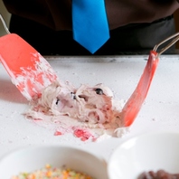 目の前でお作りする、シェフ特製料理やスイーツ