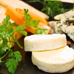 チーズの盛り合わせや自家製ピクルスなどワインと合う前菜も多数ご用意しております。