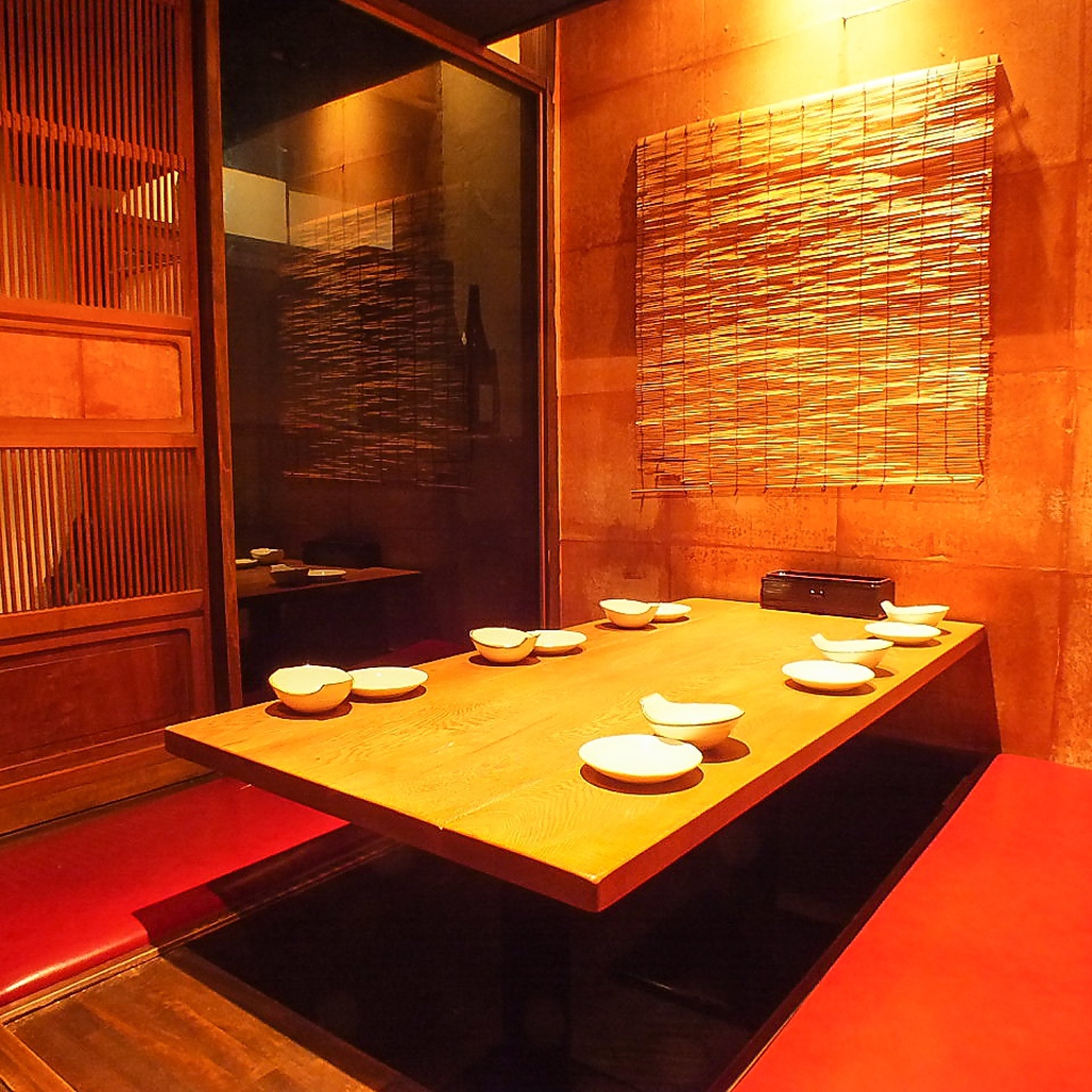 木を基調とした落ち着いた店内空間。和テイストで、ゆったり寛いでお過ごしいただけます。