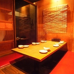木を基調とした落ち着いた店内空間。和テイストで、ゆったり寛いでお過ごしいただけます。