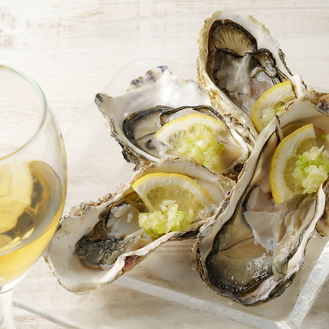 牡蠣の季節がやってきた！大ぶりの牡蠣とワインをリーズナブルに！
