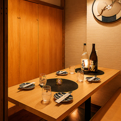 【4名様用のテーブル席】平塚での気軽なサク飲みや、ご友人同士での夕食に最適な開放感のあるテーブル席です。清潔感のある落ち着いた雰囲気の中で、自慢の焼き鳥や海鮮料理をカジュアルにお楽しみいただけます。お仕事帰りの一杯から週末の賑やかな飲み会まで様々なシーンに柔軟に対応。明るい接客でおもてなし致します。