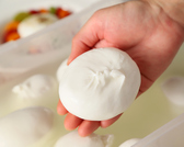 農園からこだわって絶品食材で魅せる本格イタリアン。奥深い味わいの『自家製モッツァレラチーズ』や食材の個性が光る『自家製サルシッチャ(ソーセージ)』など自家製料理を豊富にご用意しております。イタリアンに欠かせないトマトやチーズなど、素材を厳選した農園から仕入れ一品一品丁寧にお作りします。