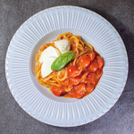 トマトソースとバジルの葉などで味付けされたポモドーロパスタに、蔵王のモッツァレラをトッピング！