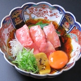 とろけるような和牛と濃厚な生卵が絶妙に絡み合う逸品です。新鮮な食材を使用したこの料理は、特別なひとときを演出し、心も満たされる贅沢な味わいを提供します。焼き印入りの厚焼き玉子もアクセントになっています。トッピングが盛り合わさって完成したこの上品な一皿で、新鮮な「絶品和牛」を、ぜひ一度ご賞味ください。