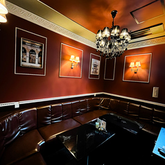 【完全個室/カラオケあり】VIP2（最大10名様まで）シックな色合いのソファーがある落ち着いた雰囲気の個室です！シーシャ、フード、お酒、カラオケが楽しめます！