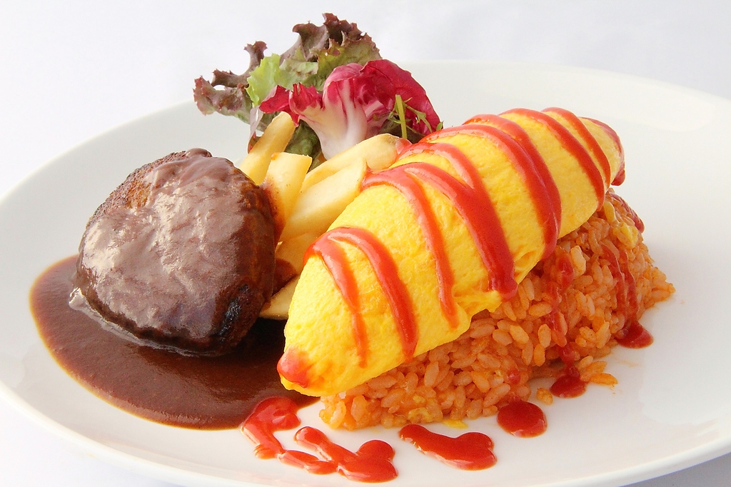 【オムライスランチ】 1,300円（税込 1,430円）オムライス、唐揚げ、スープ、ドリンク