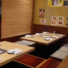 各席背面にすだれを設置した半個室掘りごたつ席6名席×2テーブルご用意がございます。6名～10名、15名～20名にて半個室のご利用が可能となります♪