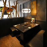 1階のテーブルBOX席は、京情緒にモダンな艶やかさが添えられたデザイナーズ空間