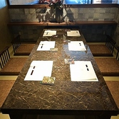 当店自慢の掘りごたつ式の完全個室！プライベート感たっぷり。温かみのある照明に包まれた落ち着いた雰囲気の中、美味しい料理を囲みながら、ゆったりとしたひとときをお楽しみいただけます。特別な日や大切な記念日に最適。事前のご予約にご予約ください。