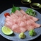 新鮮な牛タンの刺身が、美しく盛り付けられた一皿です。肉質の良さを感じさせる薄切り肉がとろけるような食感と豊かな風味を楽しめるこの料理は、目を楽しませてくれます。添えられた山葵や生姜で味変してお楽しみいただけます。トッピングが肉の旨味を引き立て、牛タンの香りに魅せられます。特別な時間にぴったりの逸品。