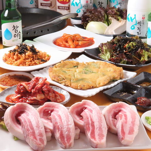 【当店名物】ラベンダーポークを使用した厚切りサムギョプサルと本格韓国料理に舌鼓！