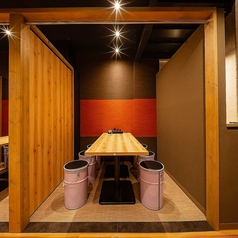 オシャレ個室で満足間違い無し◎街の喧騒から外れた空間で本格食べ飲みをお愉しみくださいませ！シーンは宴会、仲間内、サクのみ等幅広くお使いいただけます◎※お席の写真は系列店になります。