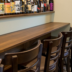 調理風景を見ることができるカウンター席を5席、ご用意しております！お一人様での利用はもちろん、大切な人との記念日や二人の距離を縮めたいデート利用にもピッタリの空間となっています。ぜひ、お一人様、ご家族、恋人といった多様な使い方でお楽しみいただける素敵なカウンター席でお客様をお迎えします☆