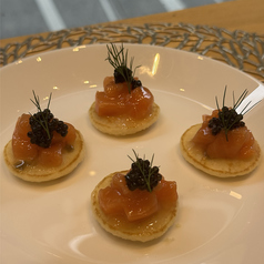 青森県産サーモンタルタルとブリニ キャビア添え