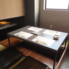 和のテイストが漂うテーブル席は、温もりのある色合いの家具が心をほぐしてくれます。ご家族やご友人と共に、心地よいお料理と共に、穏やかなひとときをお楽しみください。心が満たされる特別な空間で、思い出に残る瞬間をお届けいたします。