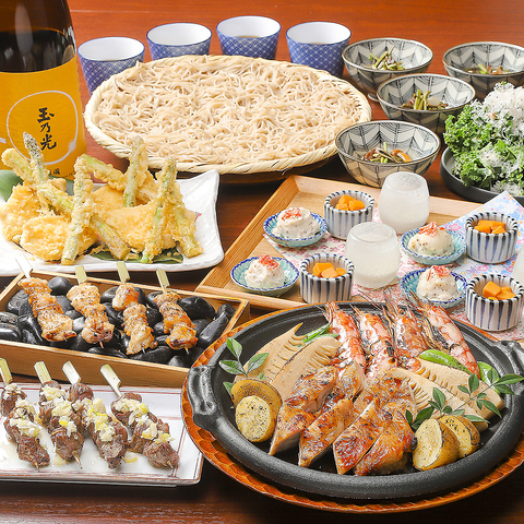 炭火で焼き上げたこだわりの串焼、アレンジを効かせた蕎麦前や季節感溢れるおばんざい
