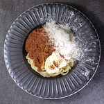 蔵王モッツァレラとハードチーズが贅沢に盛られた、コクが広がる満足感たっぷりなパスタがございます