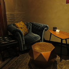 1名様用ソファ席です。夜の時間をゆったり過ごしたい方におすすめ。