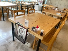 【大人数の対応可◎】4人掛けのテーブル席を9つご用意しております。友人やご家族との食事にぴったりです。お１人様から最大40名様までご利用できますので気軽にお越しください。