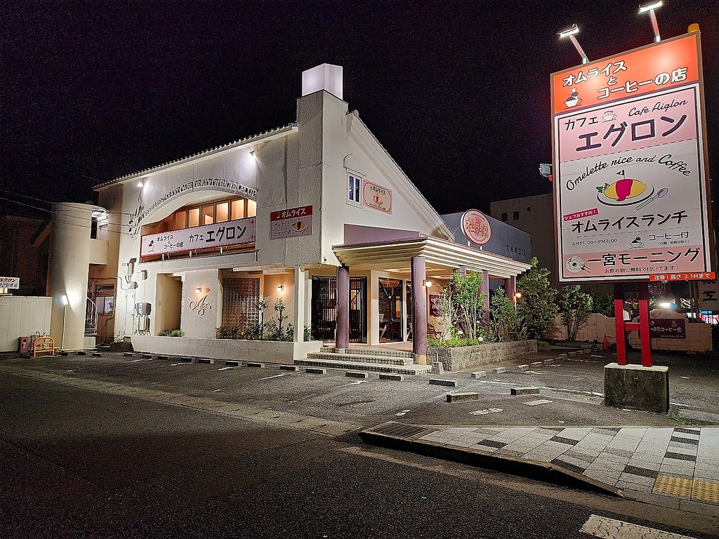 ソファー席完備。ご家族やカップルでゆったり楽しむひとときを。