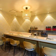 職人の技を目前で堪能できる特等席。静かに立つ油の香り、ひとつひとつ揚がる音、食材の色が変わる瞬間まで──五感すべてで味わう贅沢がここにあります。出来立てを最上のタイミングで供される、一椀一皿が主役となる至福のひととき。