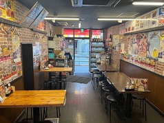 少し広めのテーブル席は、家族連れのお客様からも好評。荷物を置いたり、お子様と一緒でもゆったり使えるスペースを確保しています。お食事中心で利用したい方にもぴったりで、落ち着いて料理を楽しめる快適なお席です。