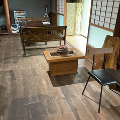 4人掛けのテーブル席となります。最大6名様までご利用いただけます。