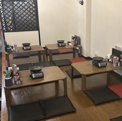 4名様掛けの小上がりお座敷席は、アットホームで居心地抜群の特等席!足を伸ばしてリラックスしながら、自慢の馬肉料理と美味しいお酒を心ゆくまでお楽しみいただけます。テーブルを繋げてのレイアウト変更も可能なので、様々な人数のご宴会に柔軟に対応いたします★