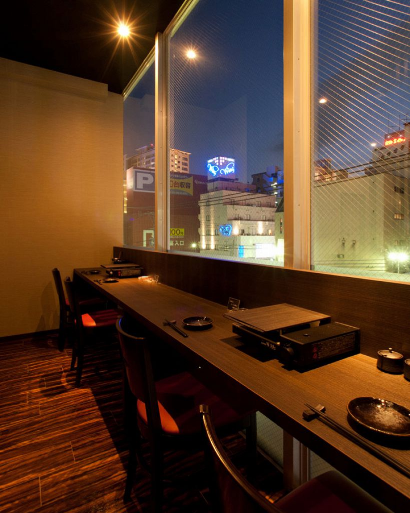 完全個室の窓辺のお席は眺めも最高♪カップルシートご用意♪